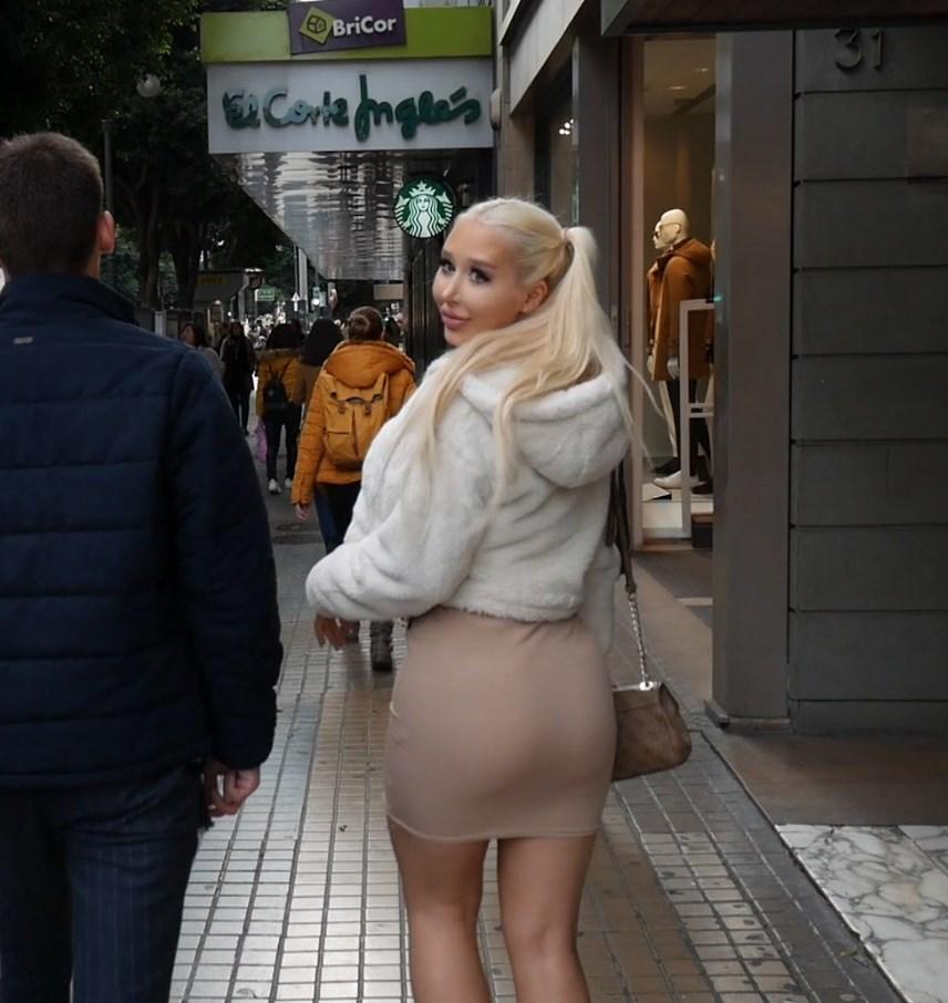 Публичный секс в примерочной магазина с элегантной блондинкой Амандой