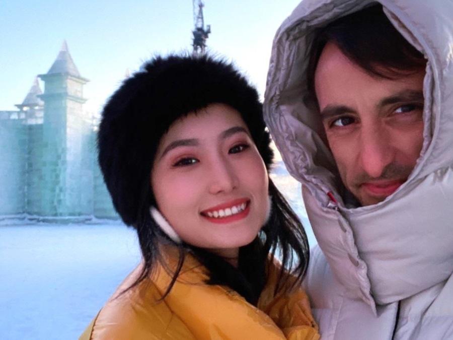 Красивая азиатка с европейским парнем отдыхает на горнолыжном курорте