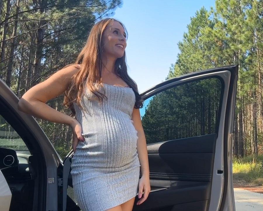 Беременная жена изменила мужу с его приятелем в его машине