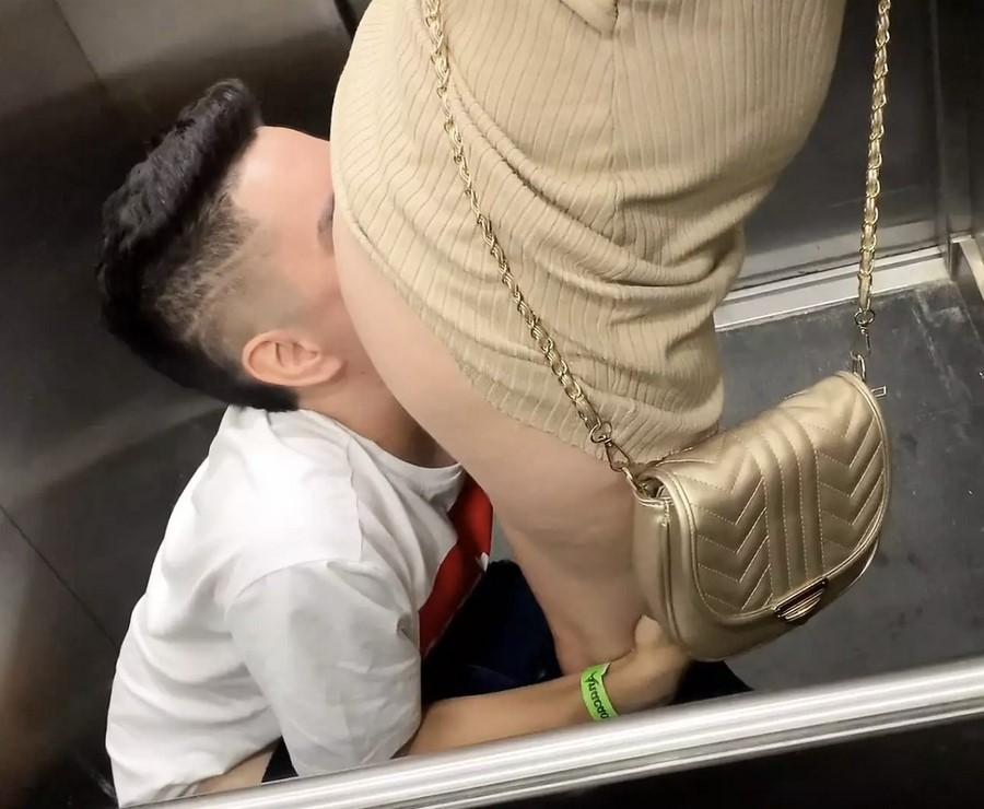 Любительский секс в лифте снятый на телефон