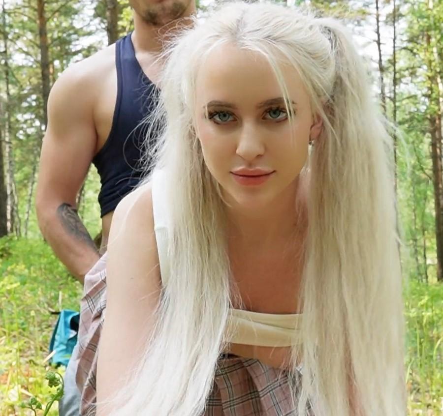 Секс в лесу с молодой блондинкой