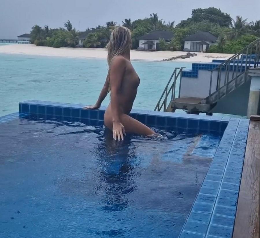 Публичный секс в бассейне на Мальдивах