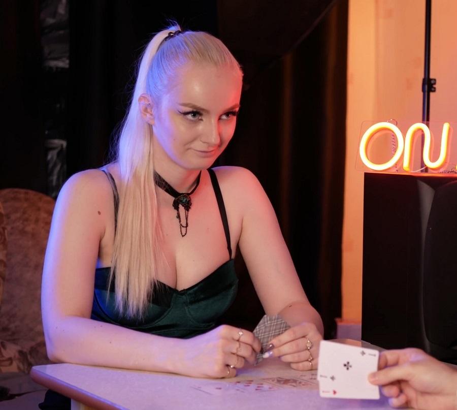 Азартная девушка проиграла анальный секс в покер