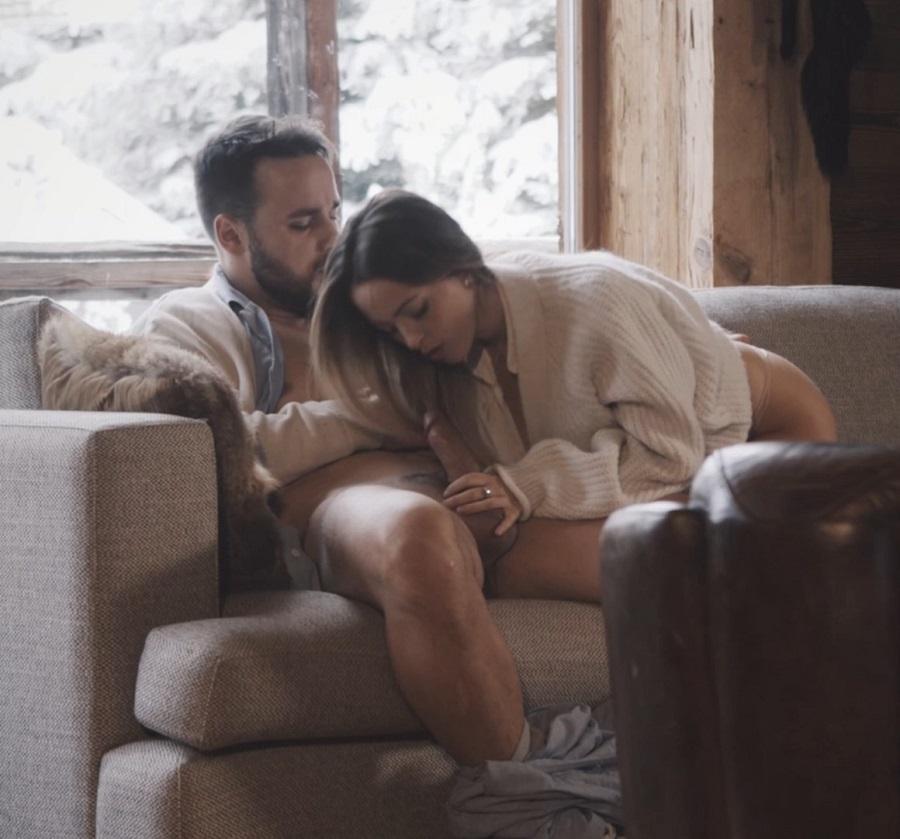 Красивый романтический секс в домике в горах под падающий лапатый снег