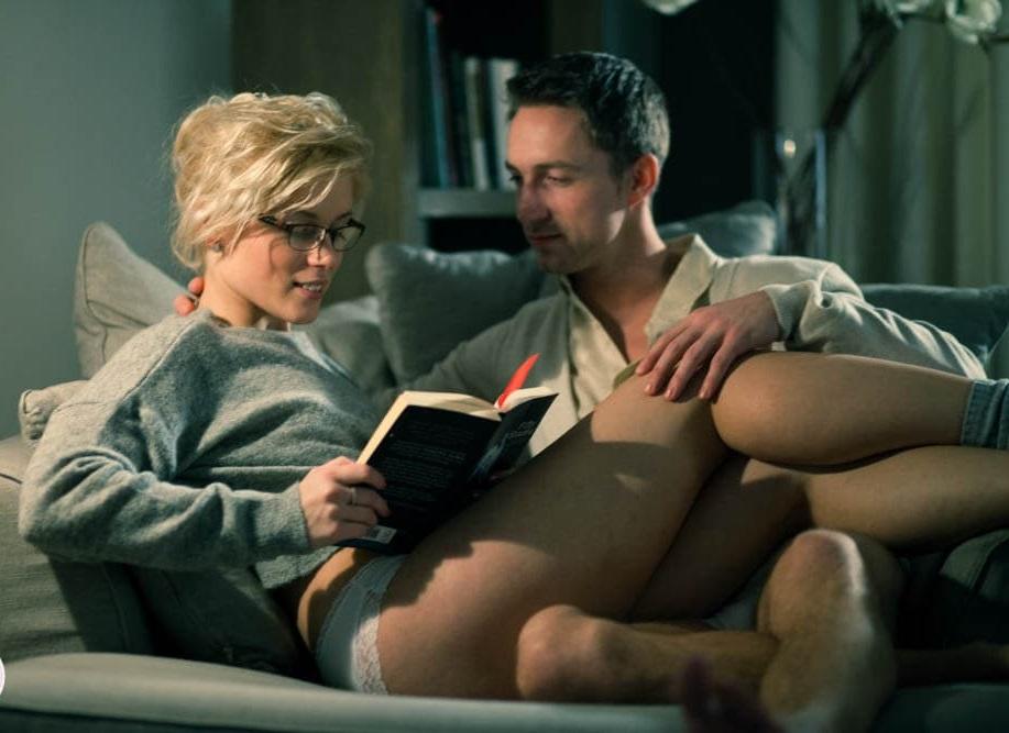 Романтический секс на диване с красивой подругой читающей книгу