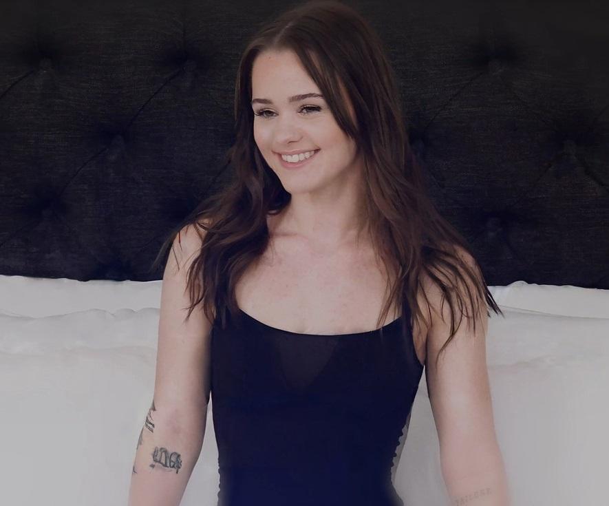 Милая молодая студентка Trinity Olsen на порно кастинге в отеле