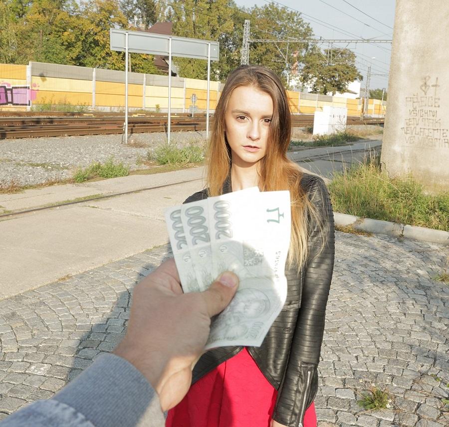 Молодая студентка Адель дала незнакомцу за деньги