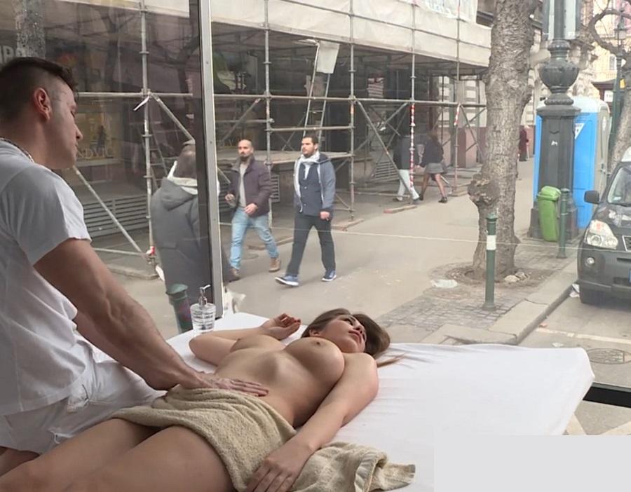 Эротический публичный массажи секс посреди улицы