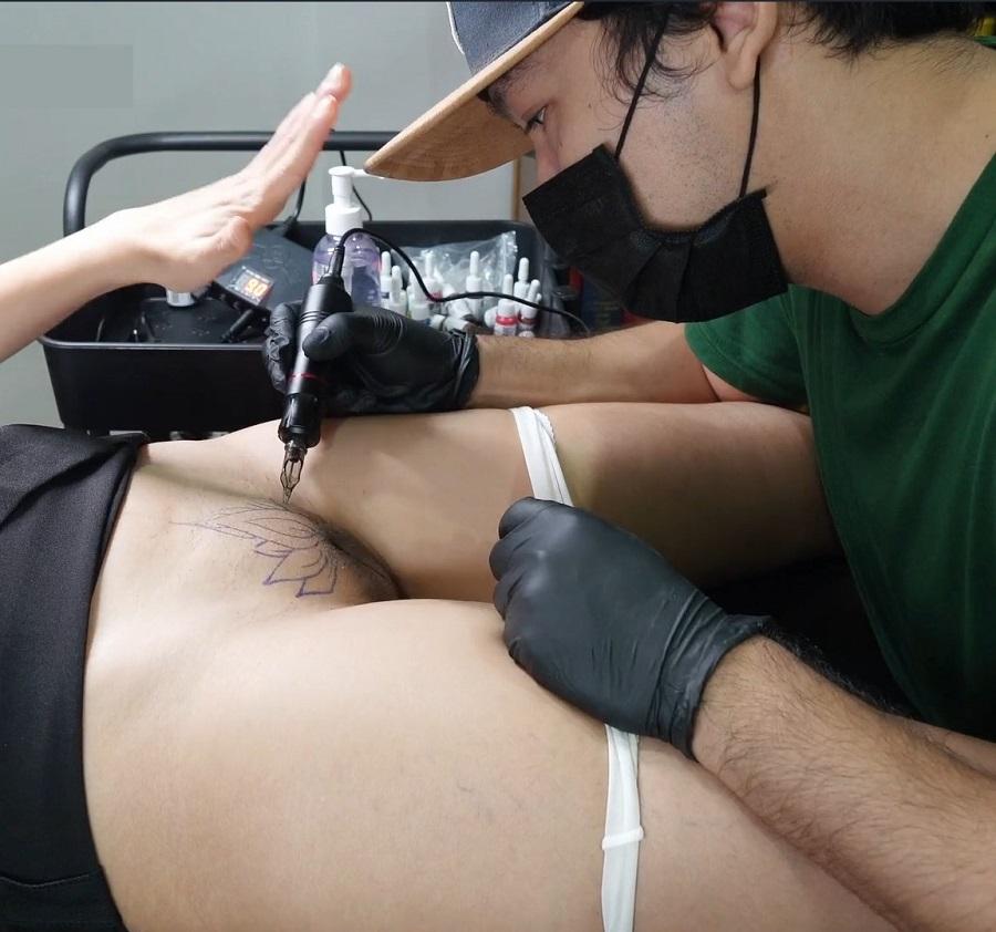 Татуировщик делает тату клиентке на вагине и потом трахает её