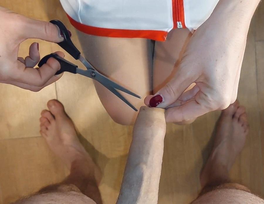 Медсестра делает массаж пениса под крайней плотью