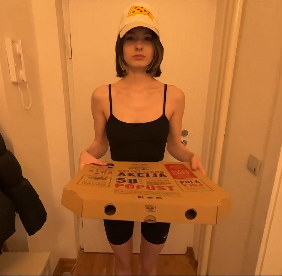 Секс с молодой доставщицей пиццы
