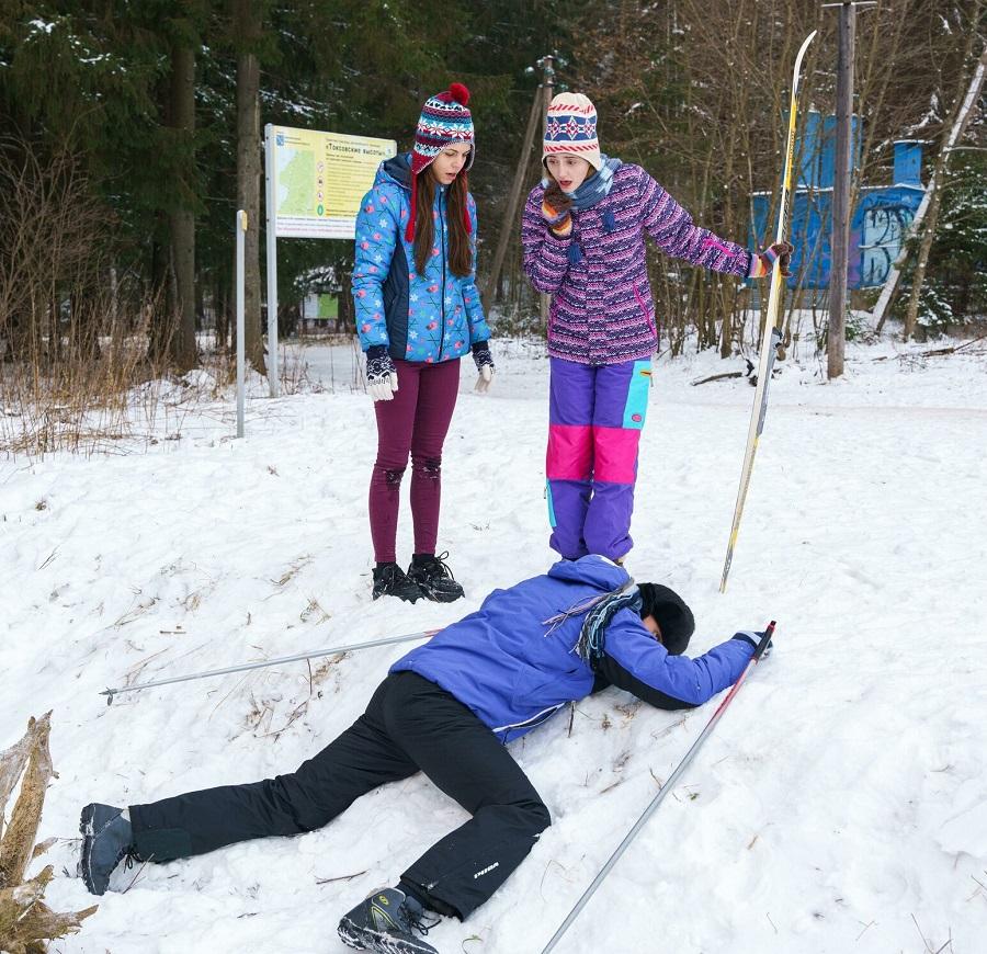 Две молодые девушки трахнули лыжника