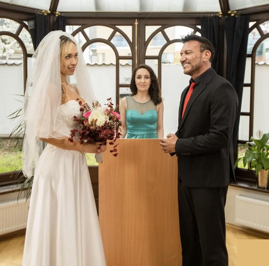 Озабоченная невеста накинулась на жениха сразу после свадебной церемонии