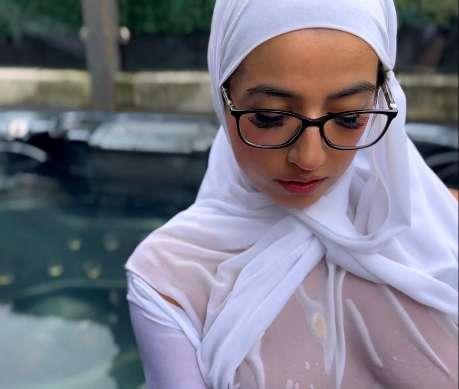 Секс с красивой мусульманкой Aaliyah Yasin в джакузи