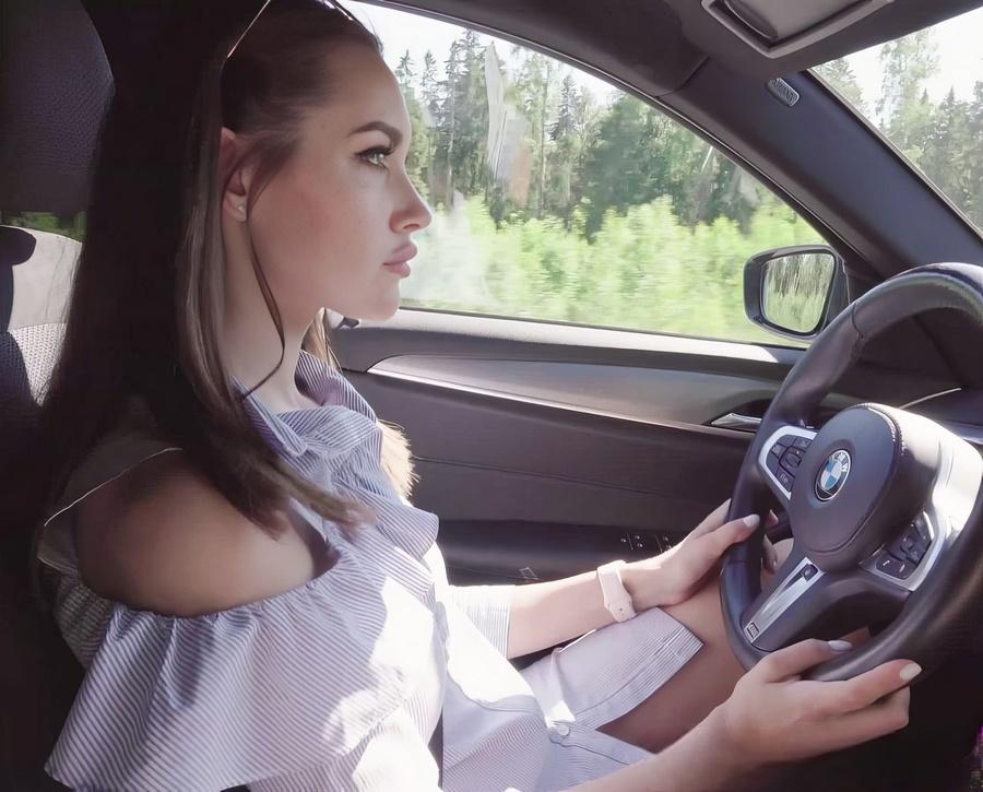 Секс с красоткой на бмв