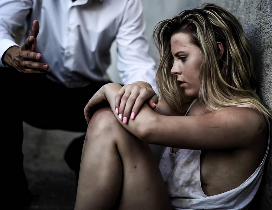 Отмыл бездомную девушку а потом её трахнул