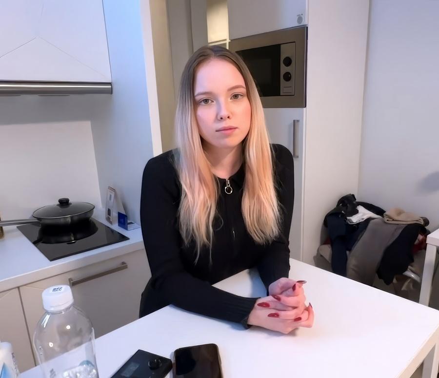 Молодая работница отеля занимается сексом за чаевые