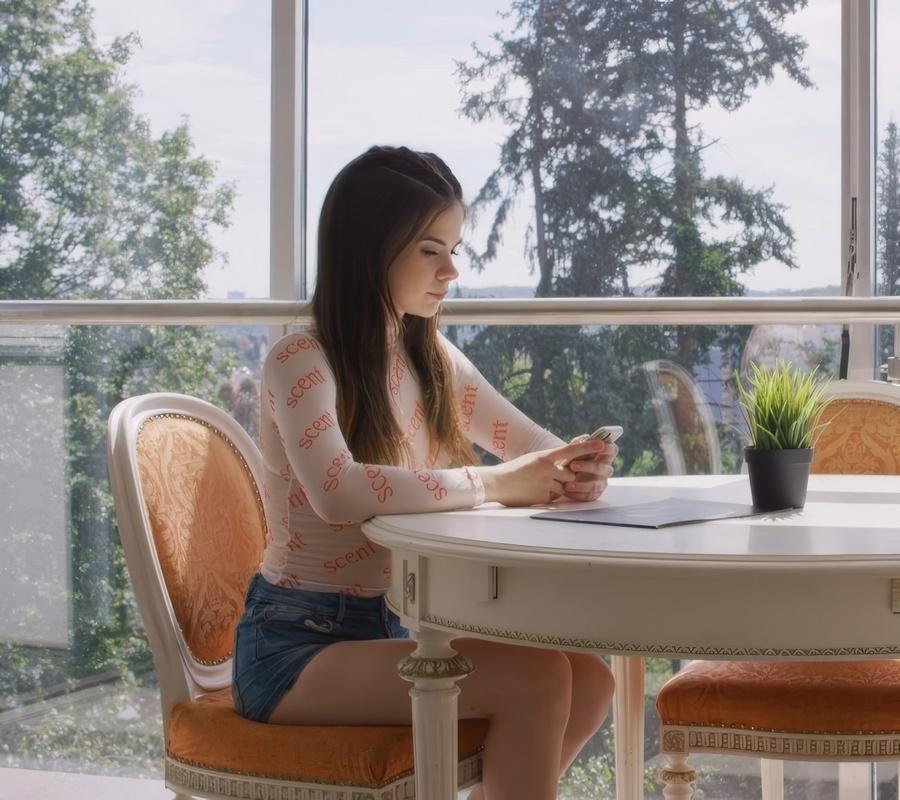 Молодая девчонка влюбилась в официанта