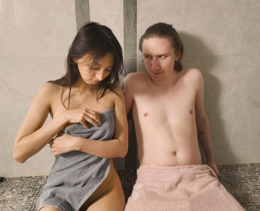 Познакомились в сауне и занялись сексом