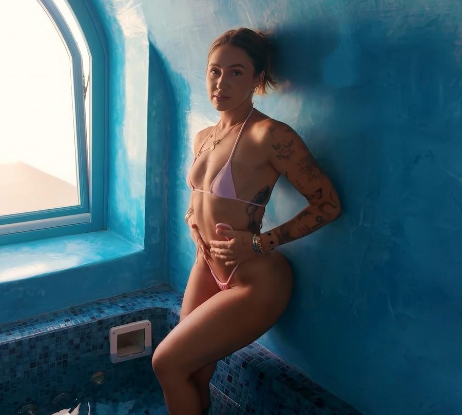 Секс в джакузи с Holly Brougham