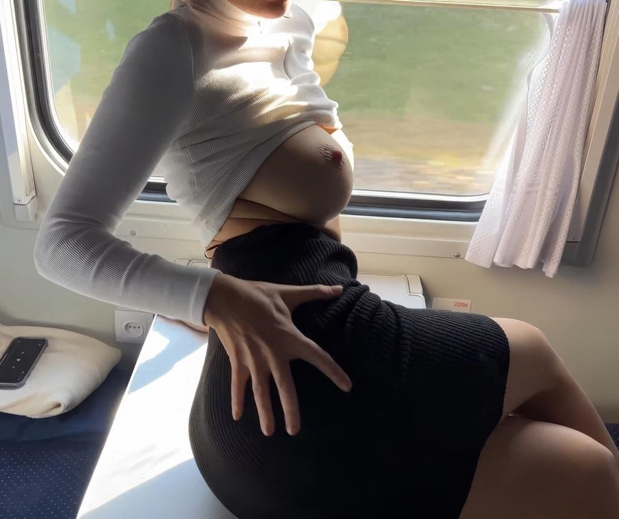 В поезде меня соблазнила сочная соседка по купе с большой грудью