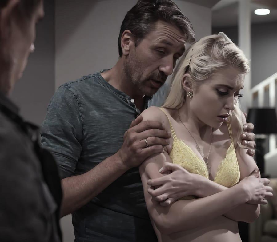 Отчим вместе с другом трахнул молодую падчерицу Chloe Cherry Отчим вместе с другом трахнул молодую падчерицу Chloe Cherry