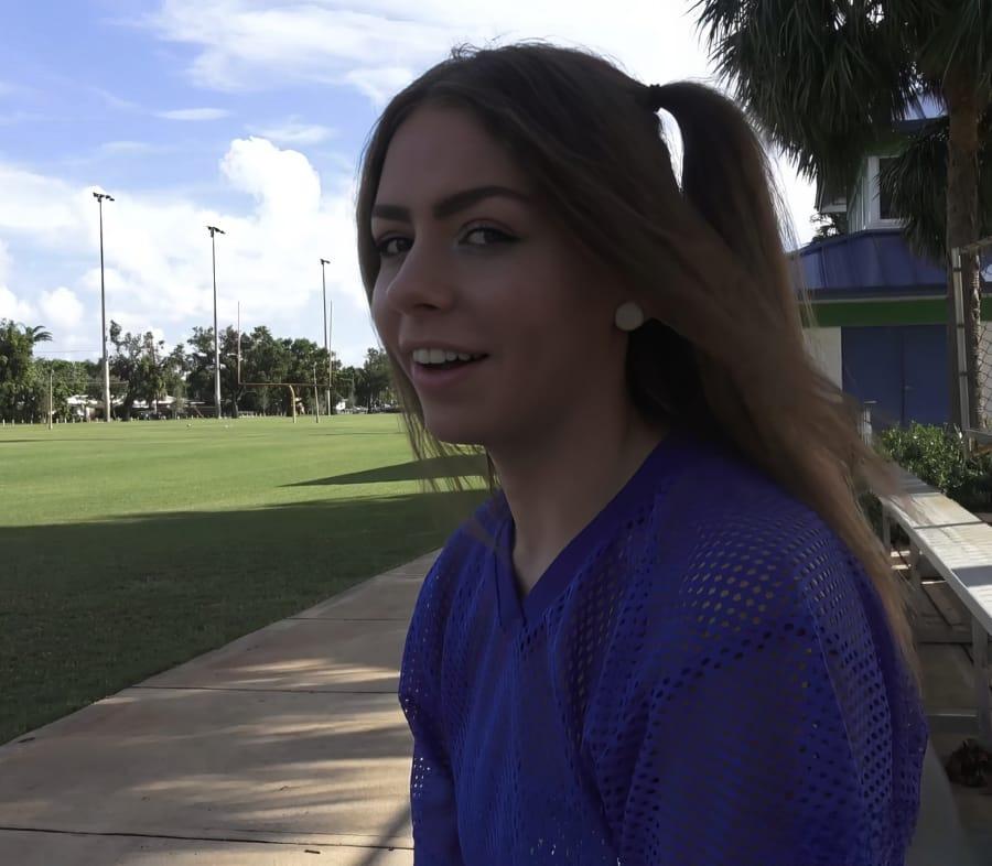 Шантажирует студентку и трахает у себя в машине