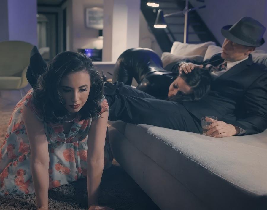 Жена с любовницей ублажает мужа