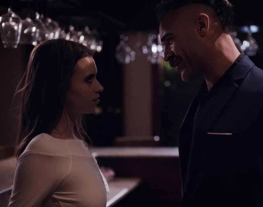 Молодая падчерица провоцирует отчима на интим