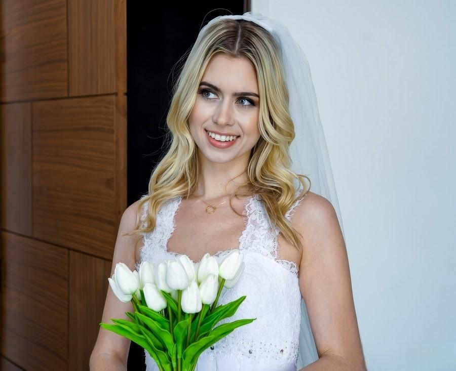 Молодая няня примеряла свадебное платье и была трахнута