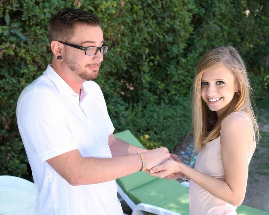 Молодую Rachel James трахает большой член