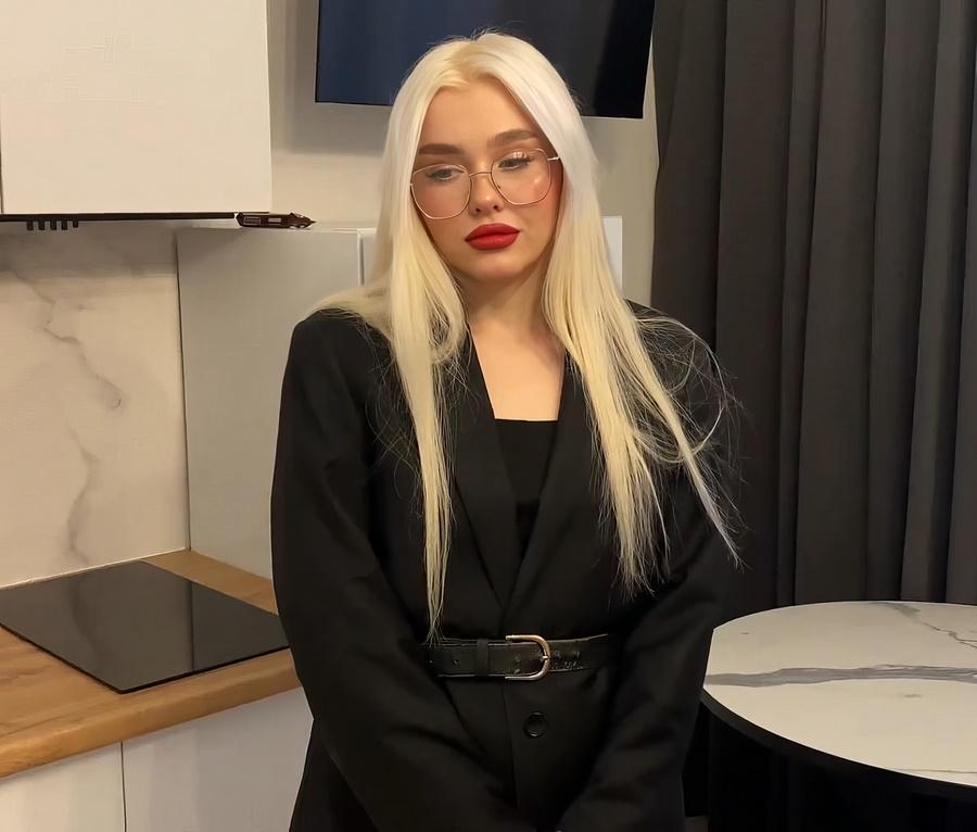 Клиентоориентированная блондинка-риелтор проглотила член и была трахнута, чтобы продать дом