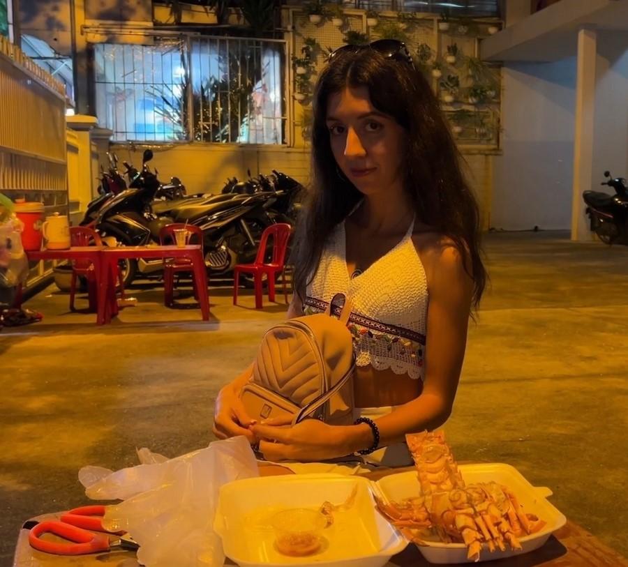 Подцепил на курорте одинокую девчонку и трахнул её в номере