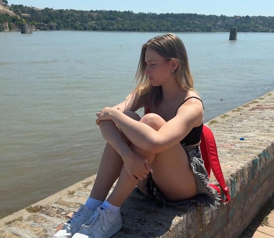 Парень трахнул одинокую девчонку