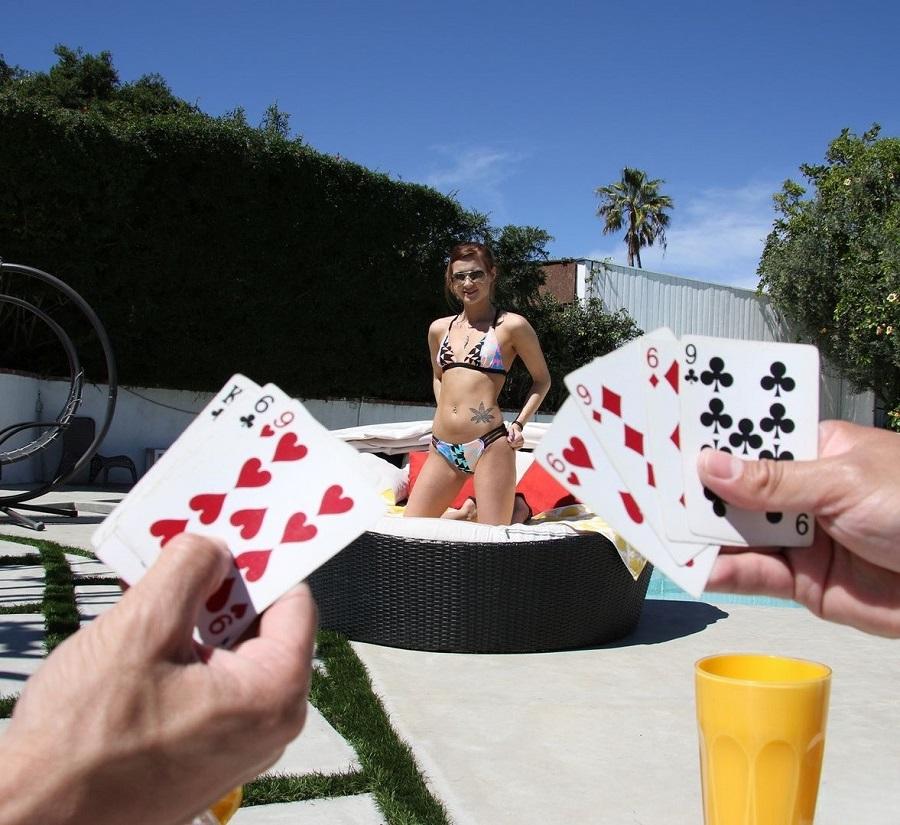 Мужик проиграл в карты всё и даже падчерицу