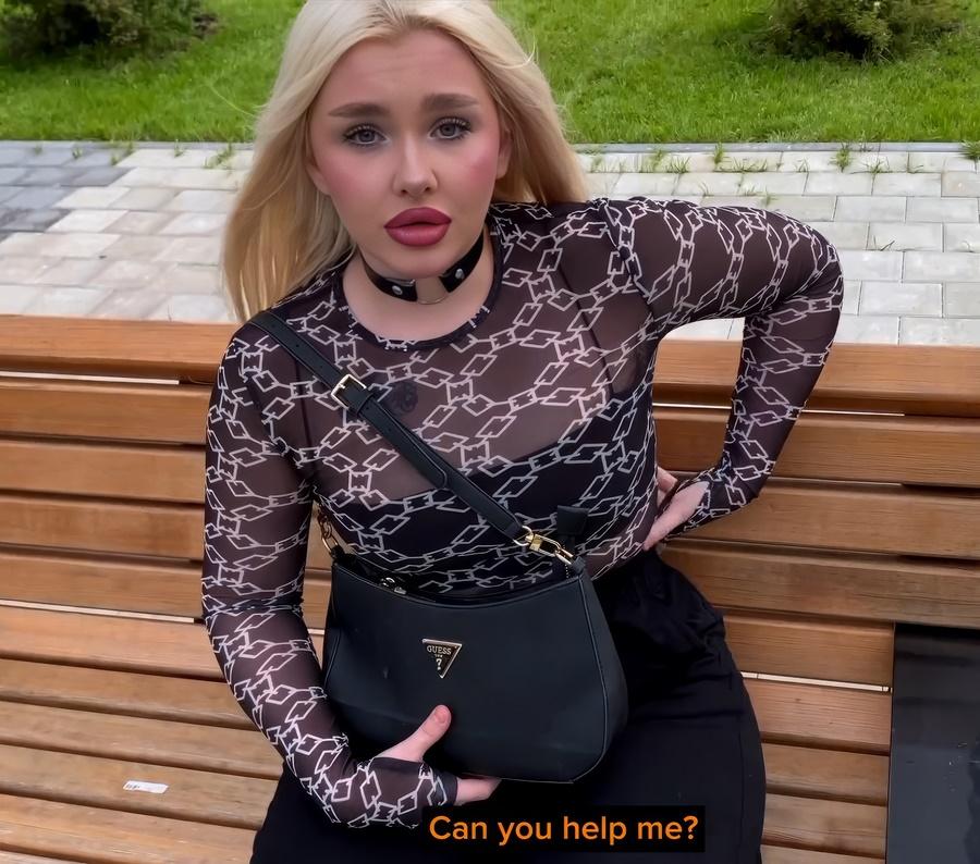 Блондинка в парке просит незнакомца о помощи