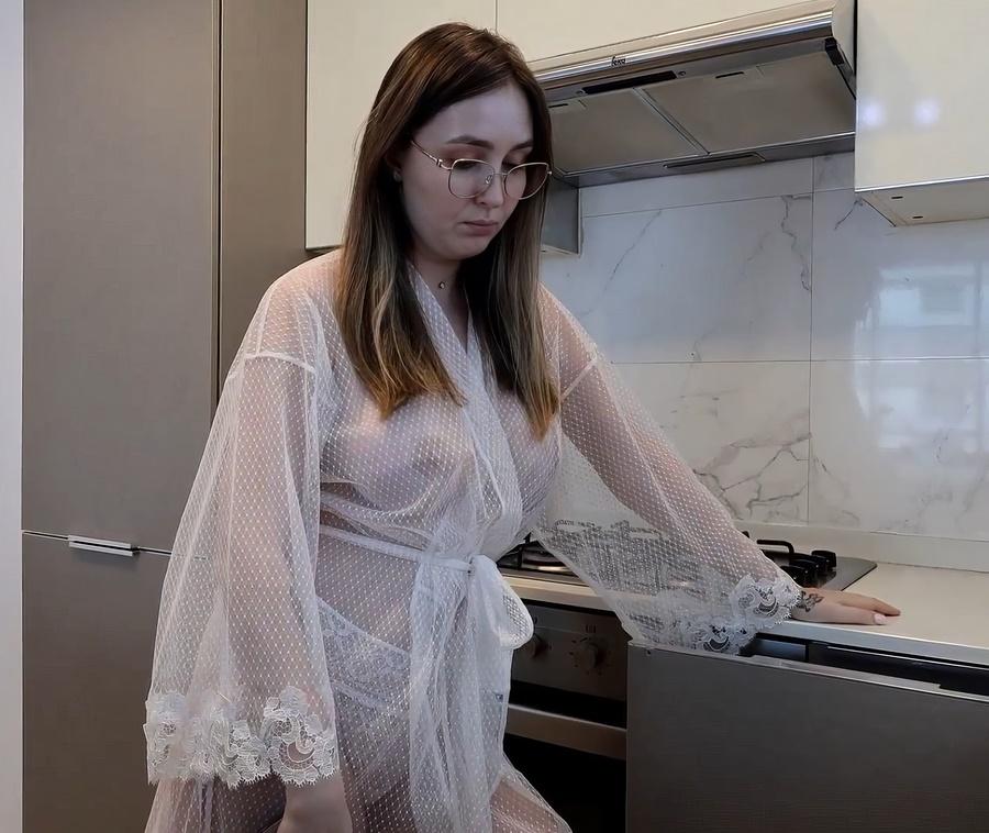 Мужа не было дома и жена изменила с его другом Мужа не было дома и жена изменила с его другом