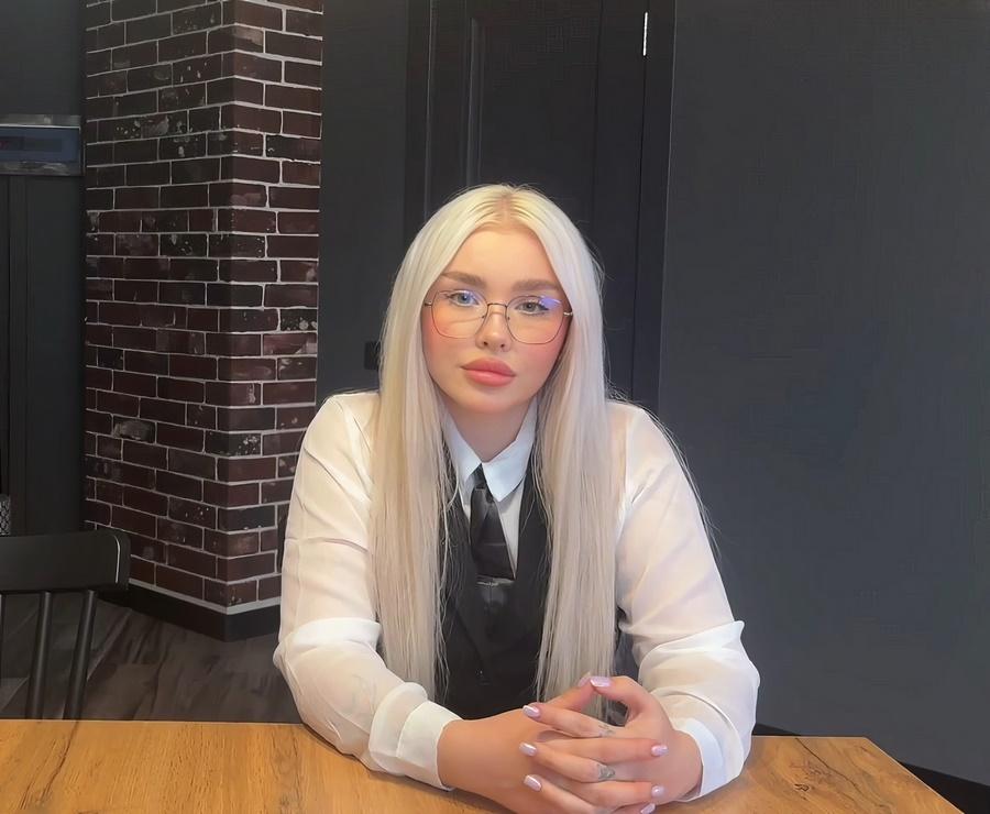 Блондинка трахается чтобы не потерять работу