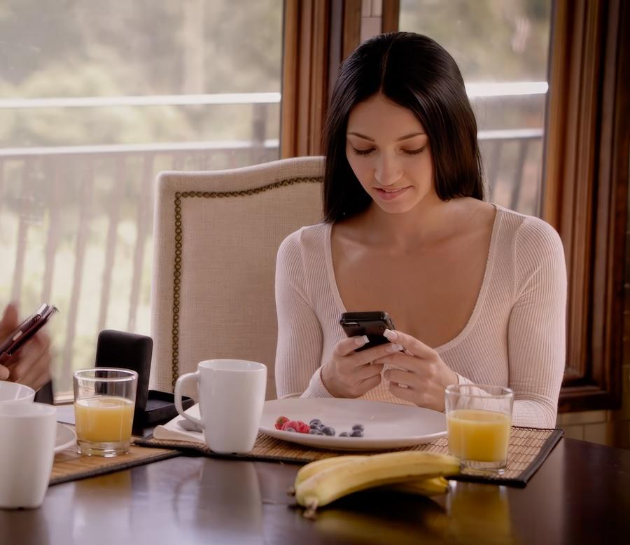 Молодая жена изменяет и впервые пробует огромный черный член