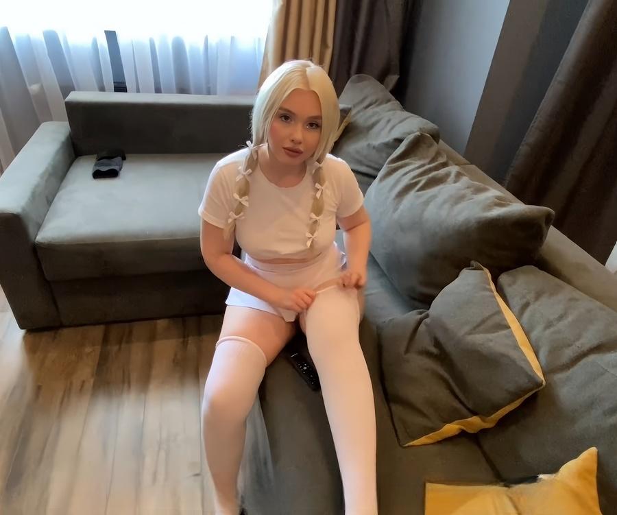 За деньги трахает гламурную блондиночку