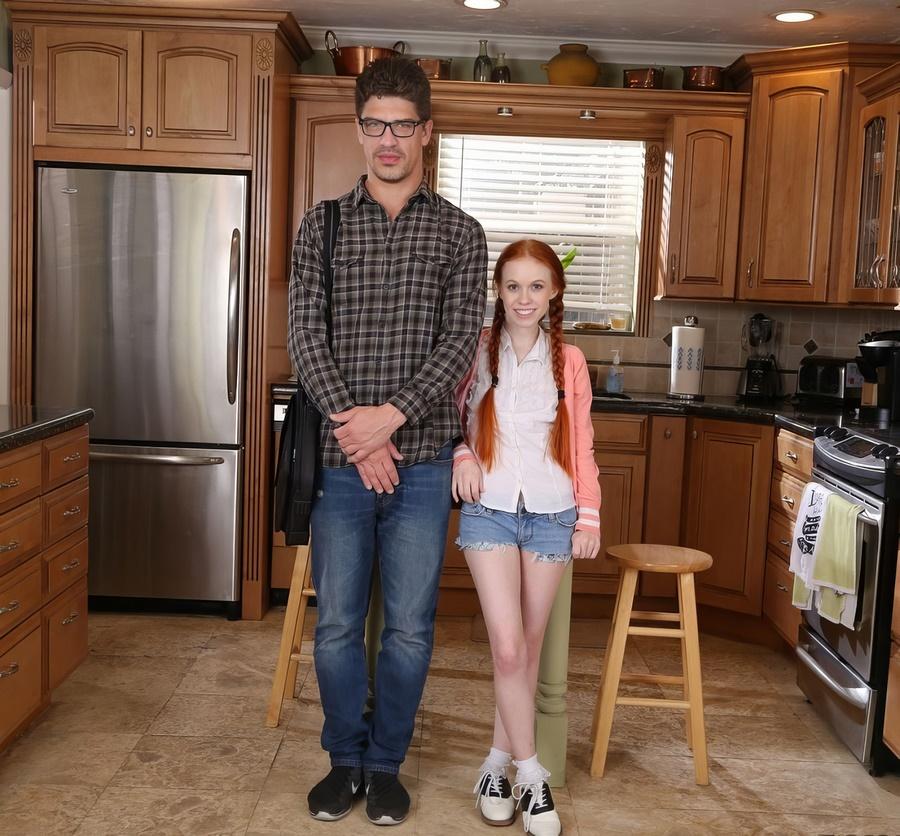 Высокий мужик трахает большим членом низенькую девушку