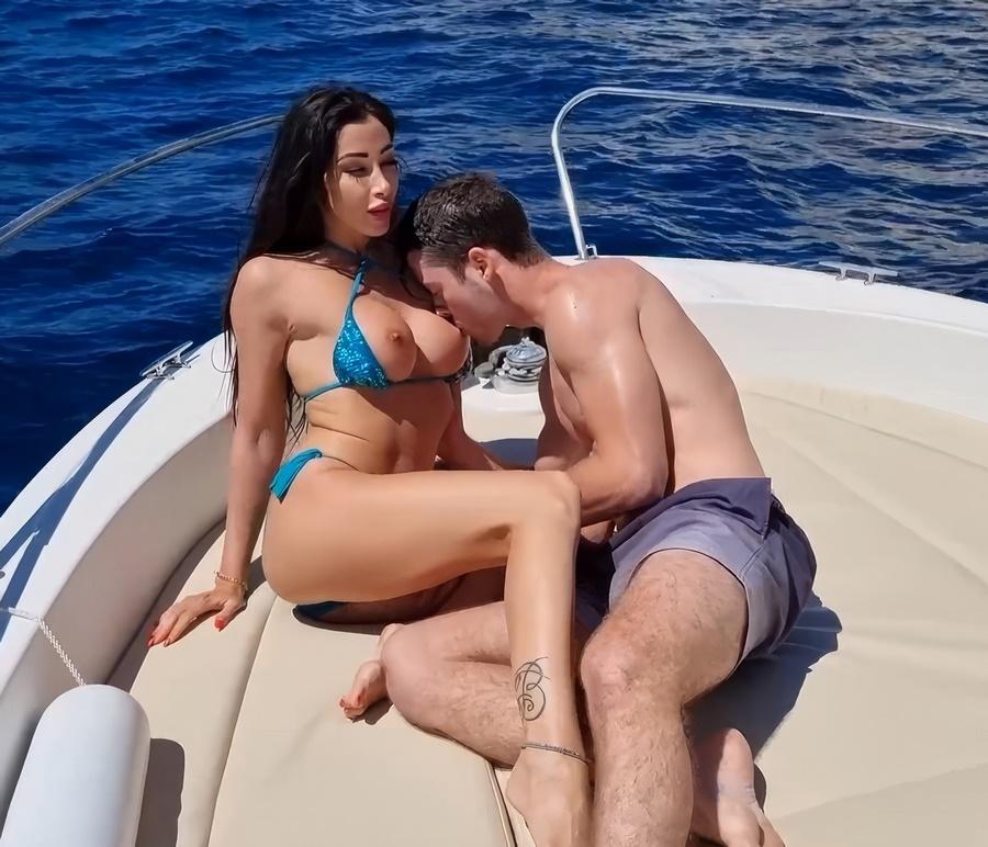 Секс на лодке в солнечный день с Clea Gaultier