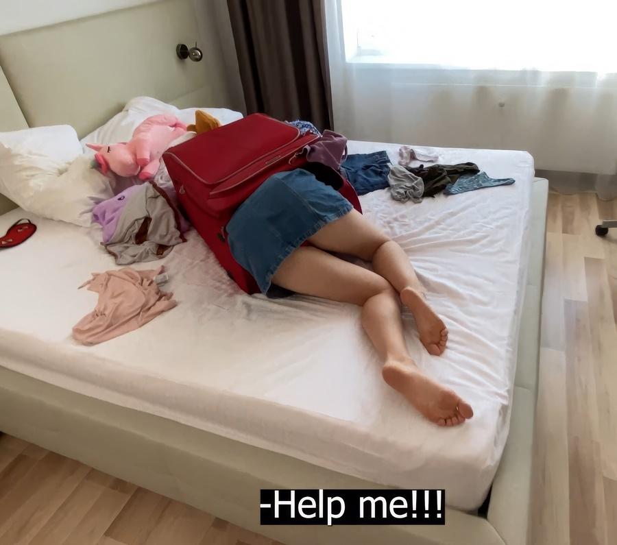 Младшая сводная сестра застряла в чемодане и была мною трахнута