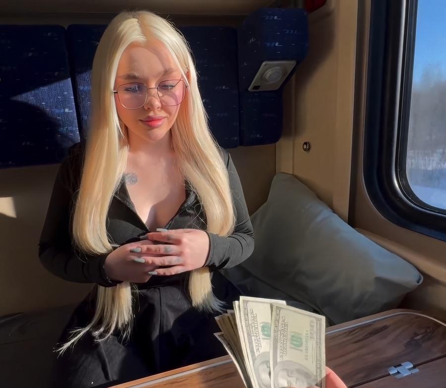 Подцепил горячую блондинку и трахнул в поезде