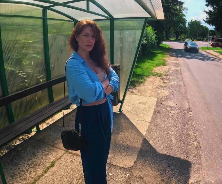 Подцепил девушку на автобусной остановке