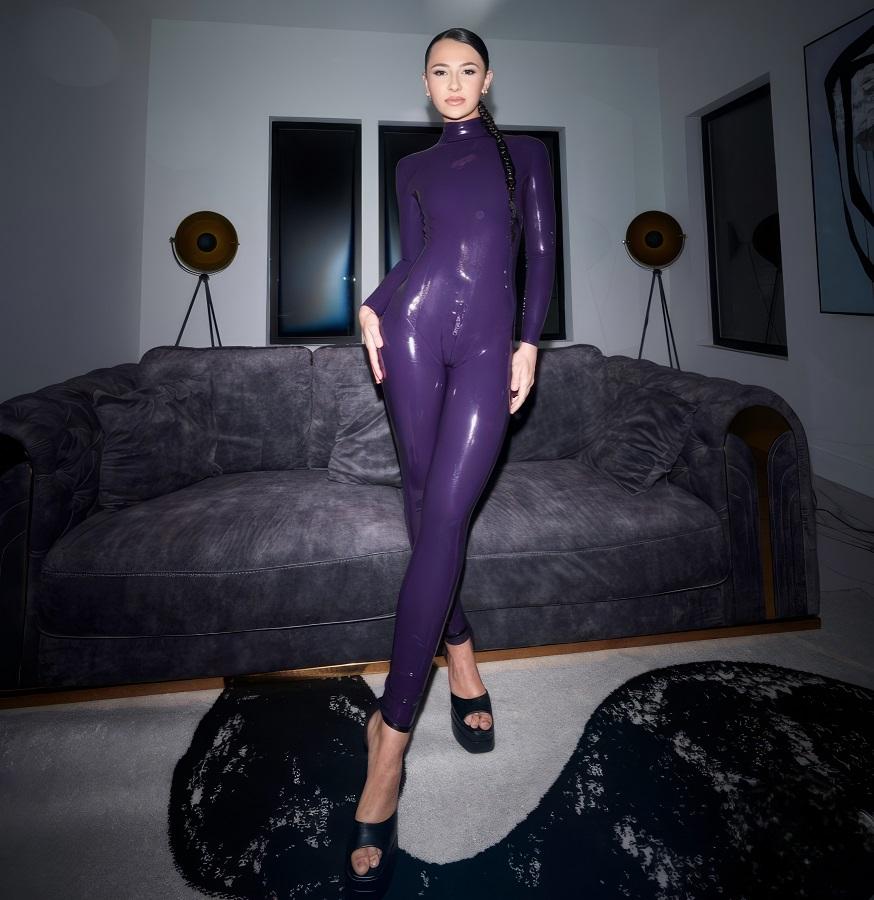 Liz Jordan в латексе дает себя поиметь в попку