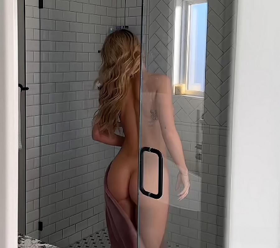 Подглядел за красоткой в душе и потом трахнул её