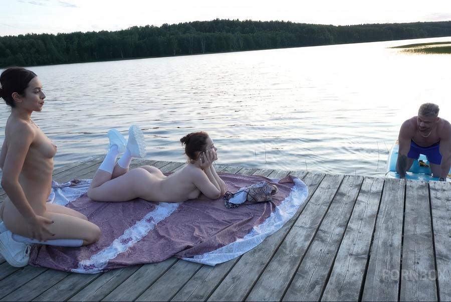 Голые девушки на пирсе повстречали незнакомца