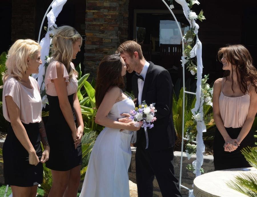 Подружки невесты трахаются с женихом перед свадьбой