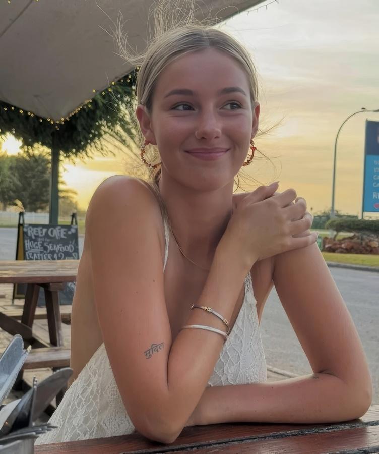 Домашнее секс видео как Ella Alexandra ездит на члене